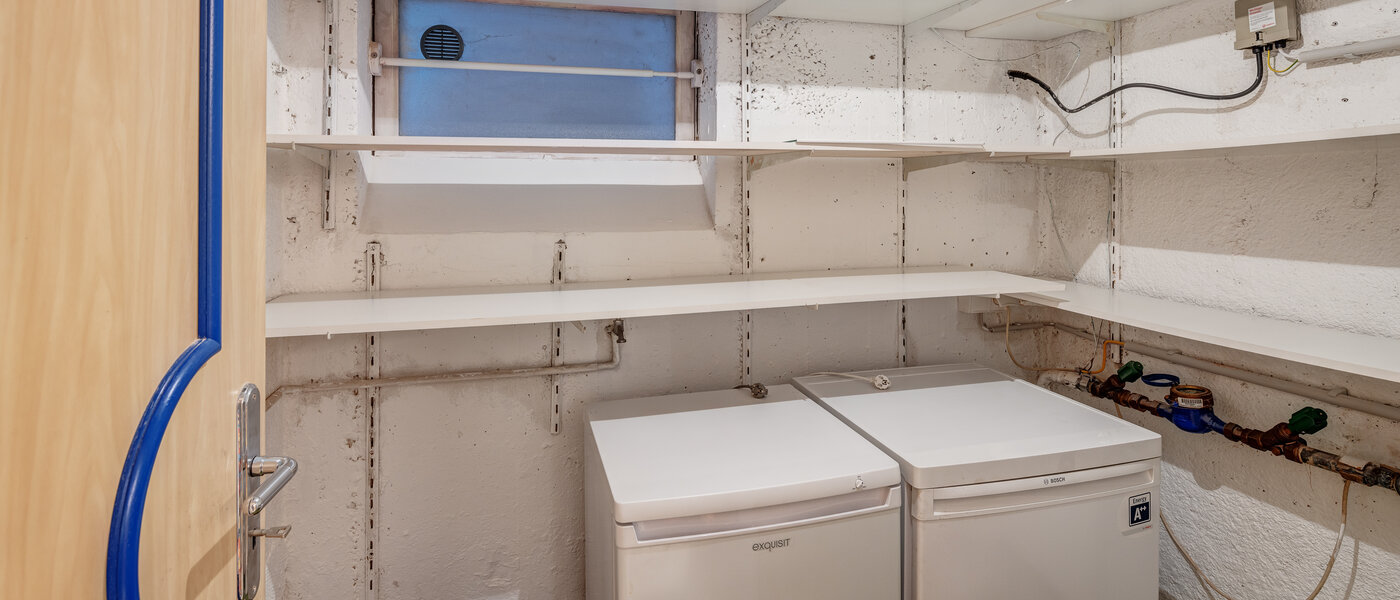 "タウン・ハウス/ローハウスのミドルハウス（外壁を共有した家の並びの両角以外のハウス） " München Obersendling 03 家事室 13312