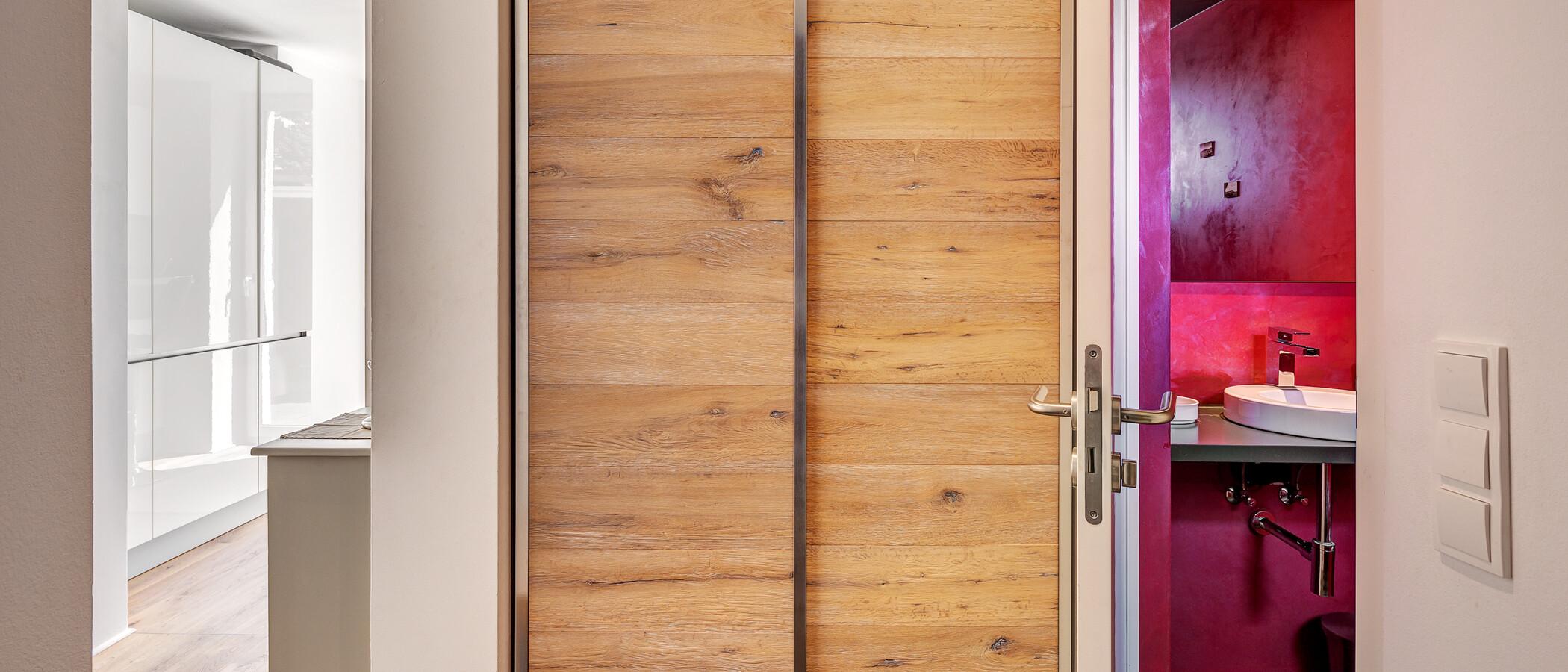 セミ・デタッチド・ハウス（一戸建てを二つに分けた家屋） Gauting 06 玄関入り口 13500