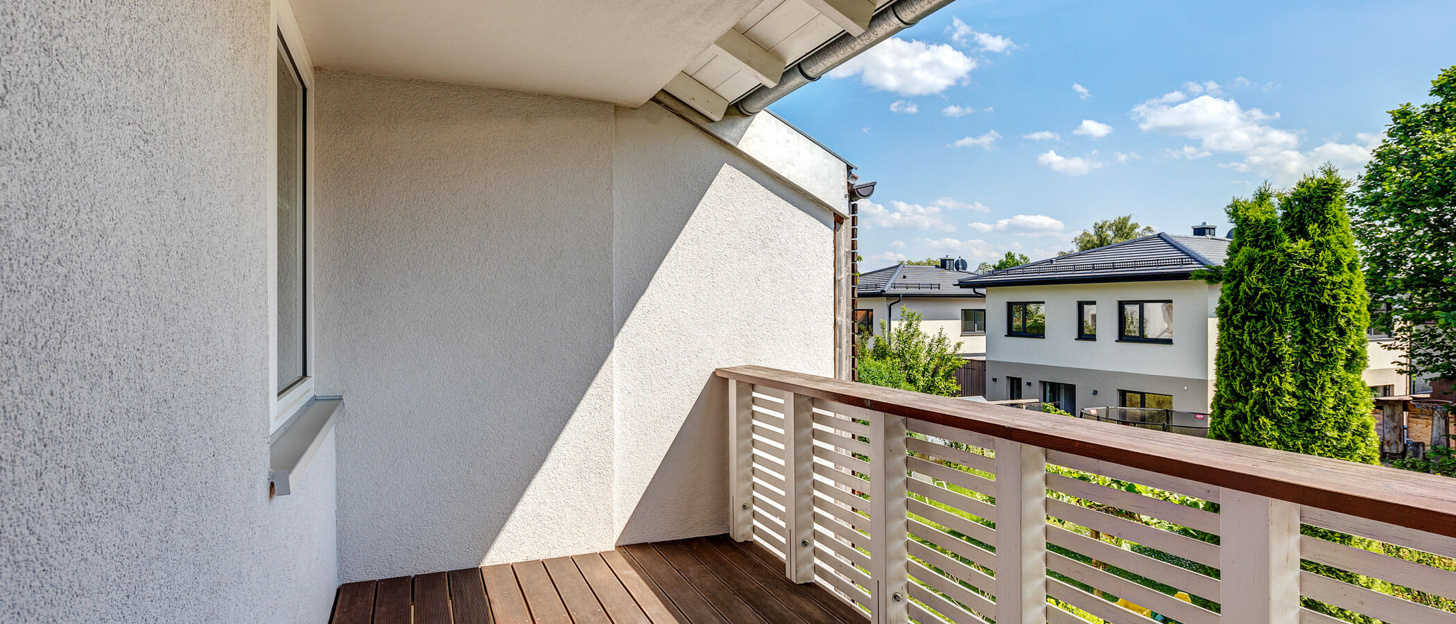 セミ・デタッチド・ハウス（一戸建てを二つに分けた家屋） Gauting 02 ベランダ 13500