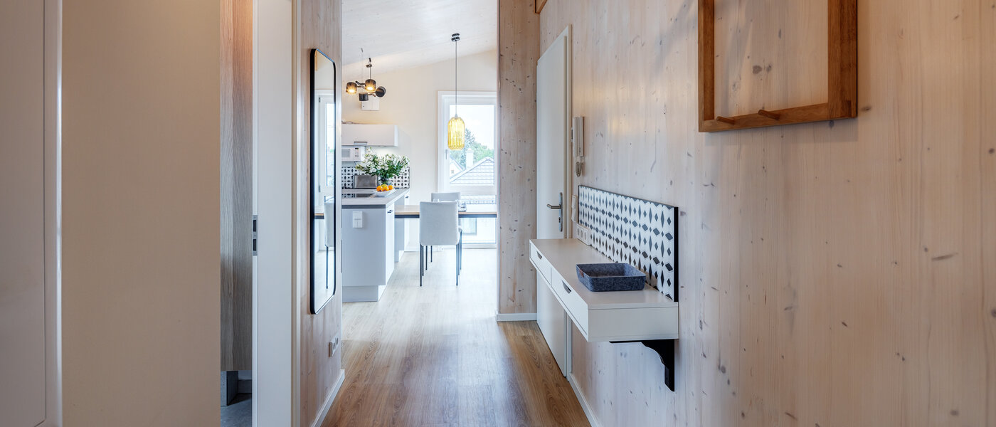 アティック・フラット（屋根裏） München Berg am Laim 01 玄関入り口 13504