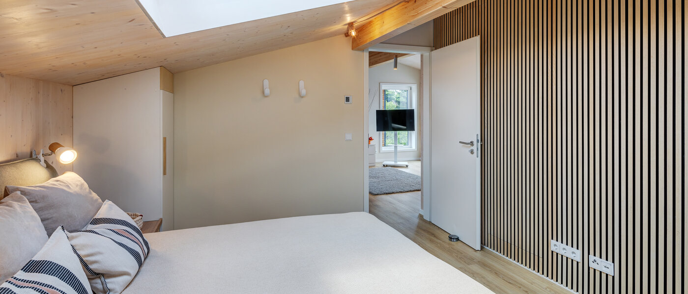 アティック・フラット（屋根裏） München Berg am Laim 04 寝室 13504