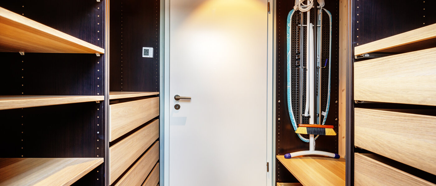 アティック・フラット（屋根裏） München Berg am Laim 02 ウォークイン・カップボード 13504