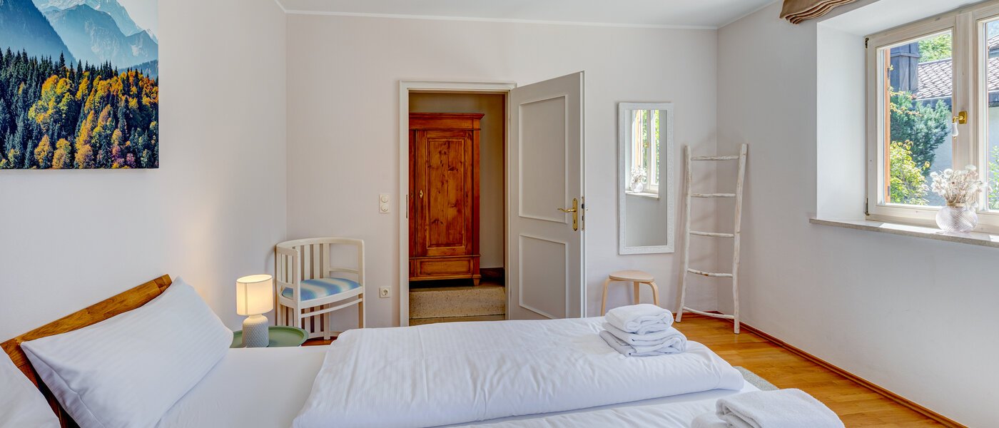 庭付き住宅 Schliersee 02 1. 寝室 13576