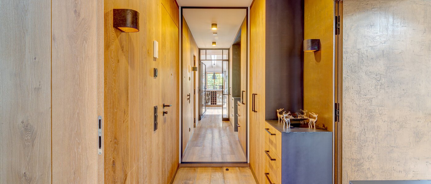 アティック・フラット（屋根裏） Holzkirchen 01 玄関入り口 13582