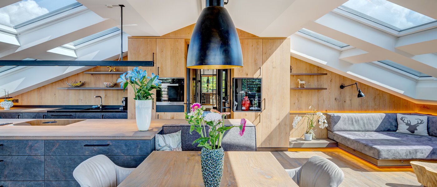 アティック・フラット（屋根裏） Holzkirchen 04 リビングエリア 13582