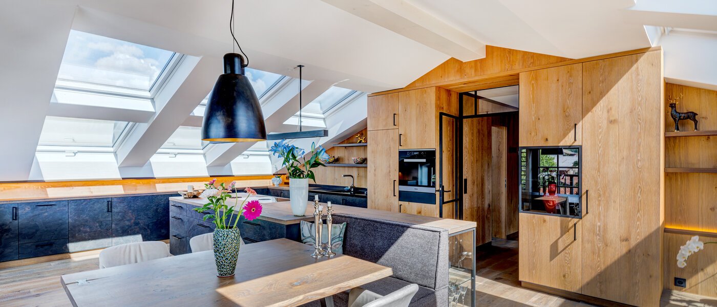 アティック・フラット（屋根裏） Holzkirchen 05 リビングエリア 13582