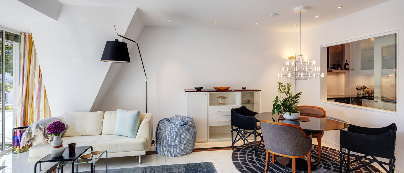 アティック・フラット（屋根裏） München Solln 02 リビングルーム 13669