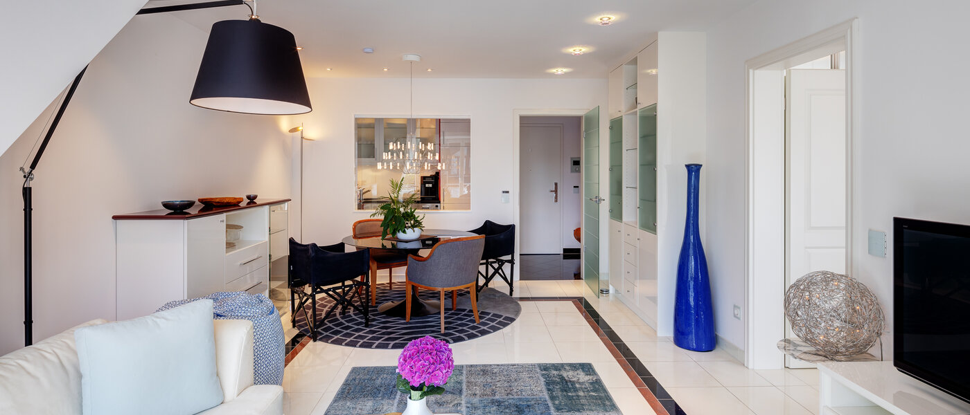 アティック・フラット（屋根裏） München Solln 03 リビングルーム 13669