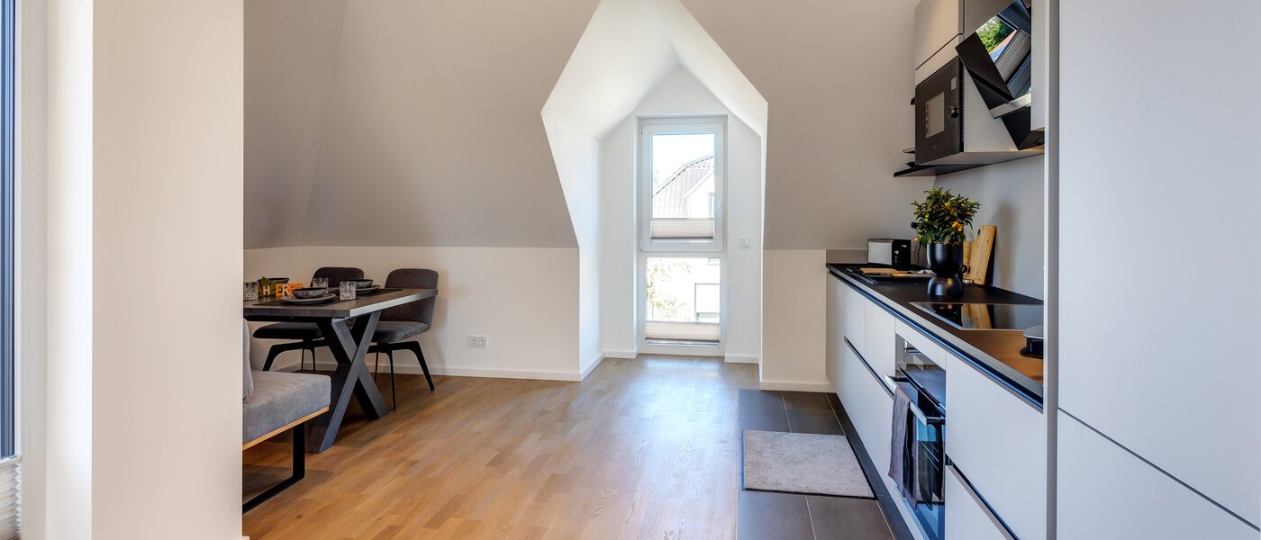 アティック・フラット（屋根裏） Aschheim 02 キッチン 13679