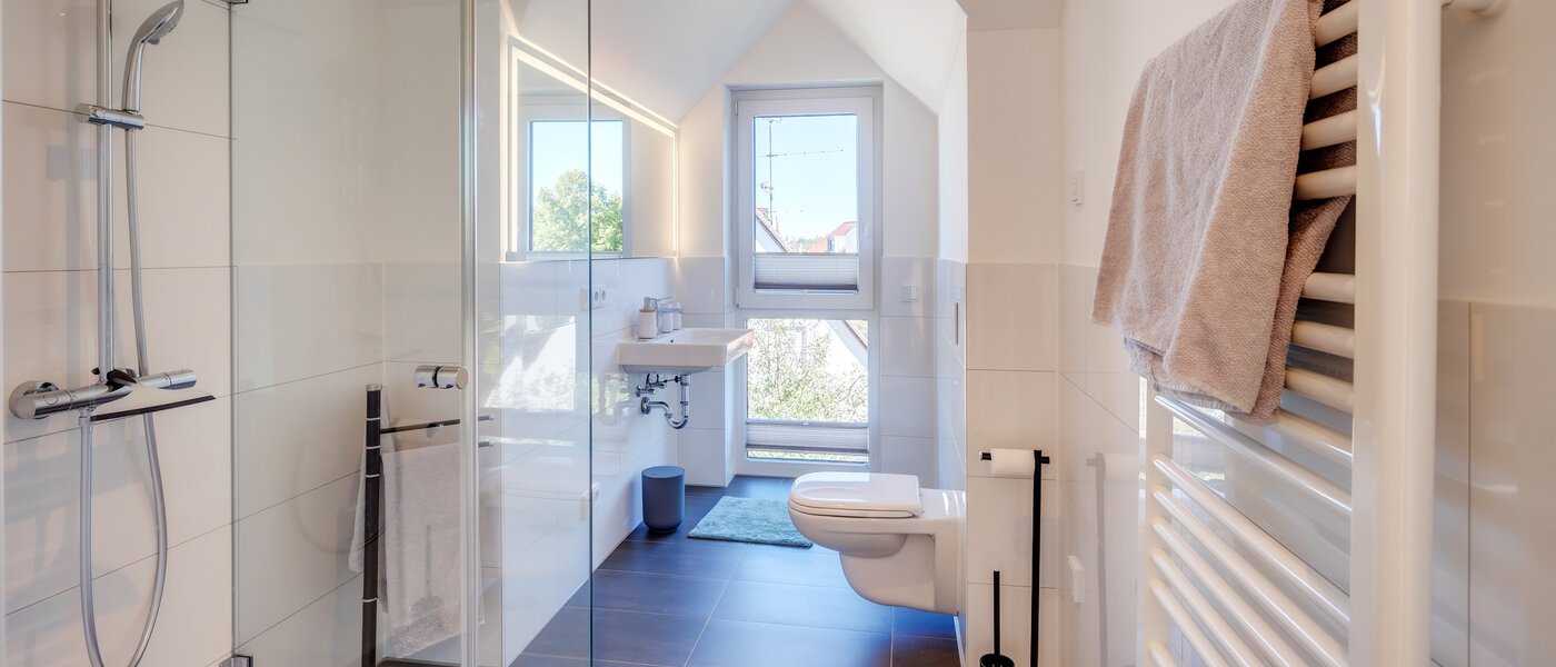 アティック・フラット（屋根裏） Aschheim 01 浴室 13679