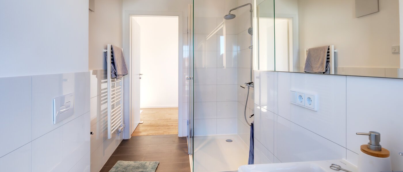 アティック・フラット（屋根裏） Aschheim 02 浴室 13679