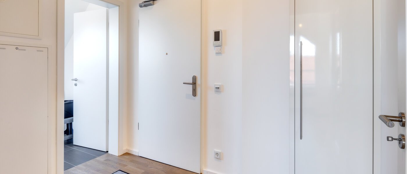 アティック・フラット（屋根裏） Aschheim 01 玄関入り口 13679