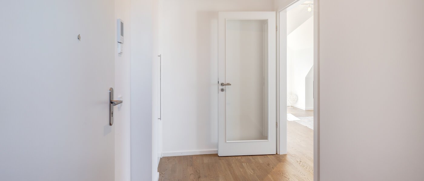 アティック・フラット（屋根裏） Aschheim 02 玄関入り口 13679