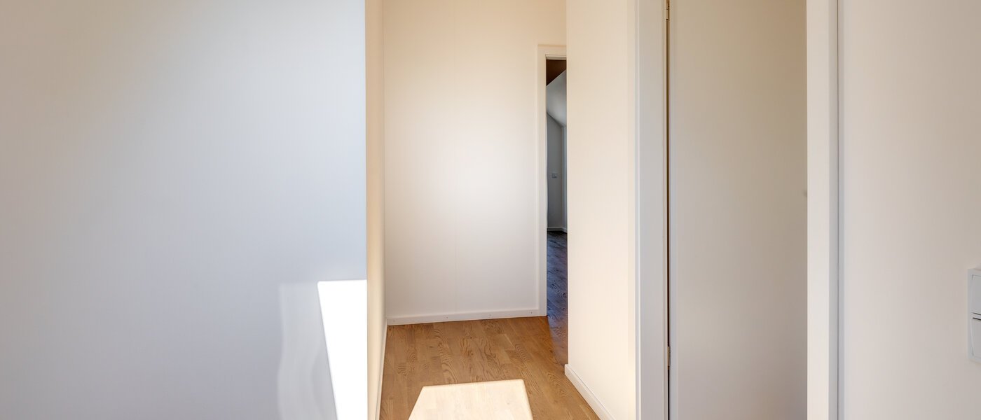 アティック・フラット（屋根裏） Aschheim 05 玄関入り口 13679