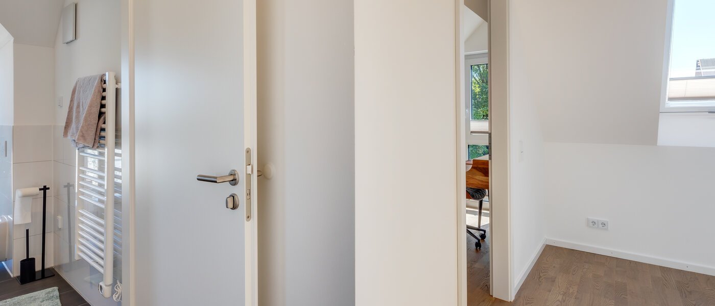 アティック・フラット（屋根裏） Aschheim 06 玄関入り口 13679