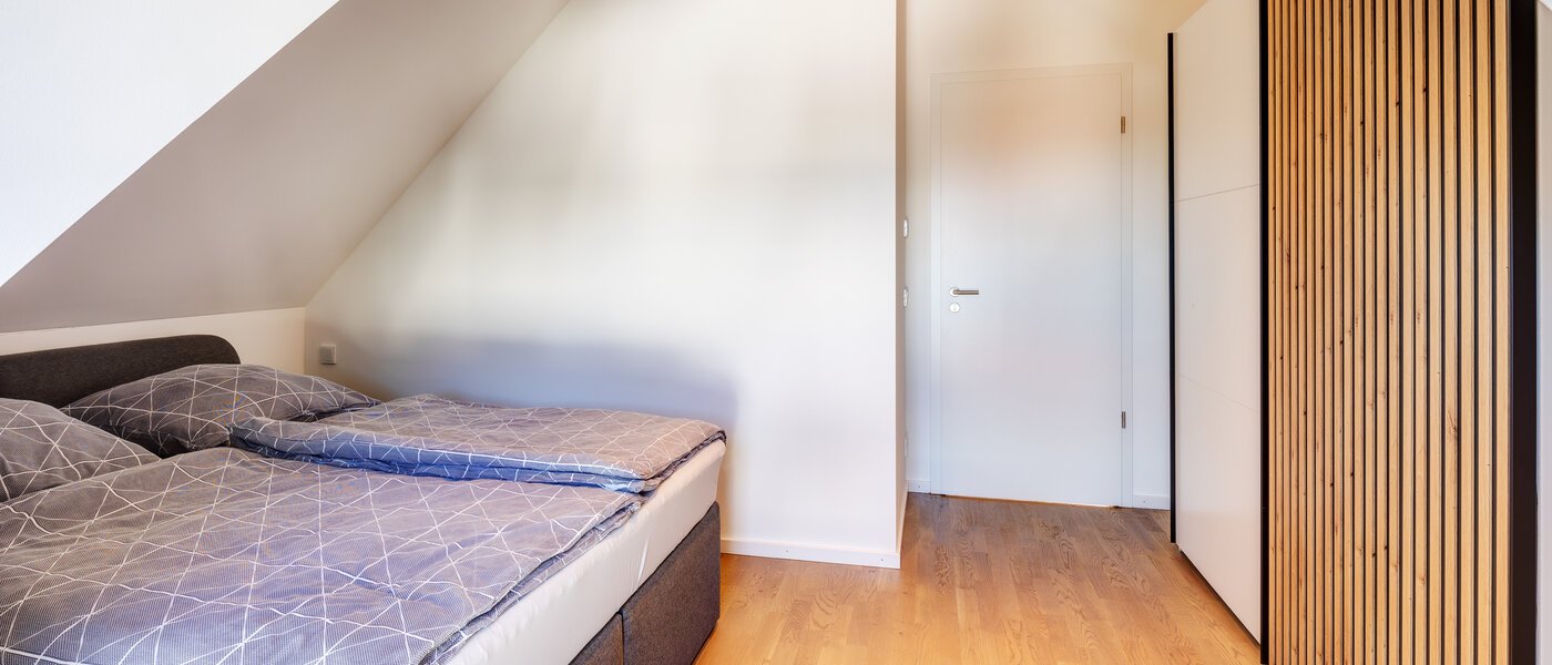 アティック・フラット（屋根裏） Aschheim 03 寝室 13679