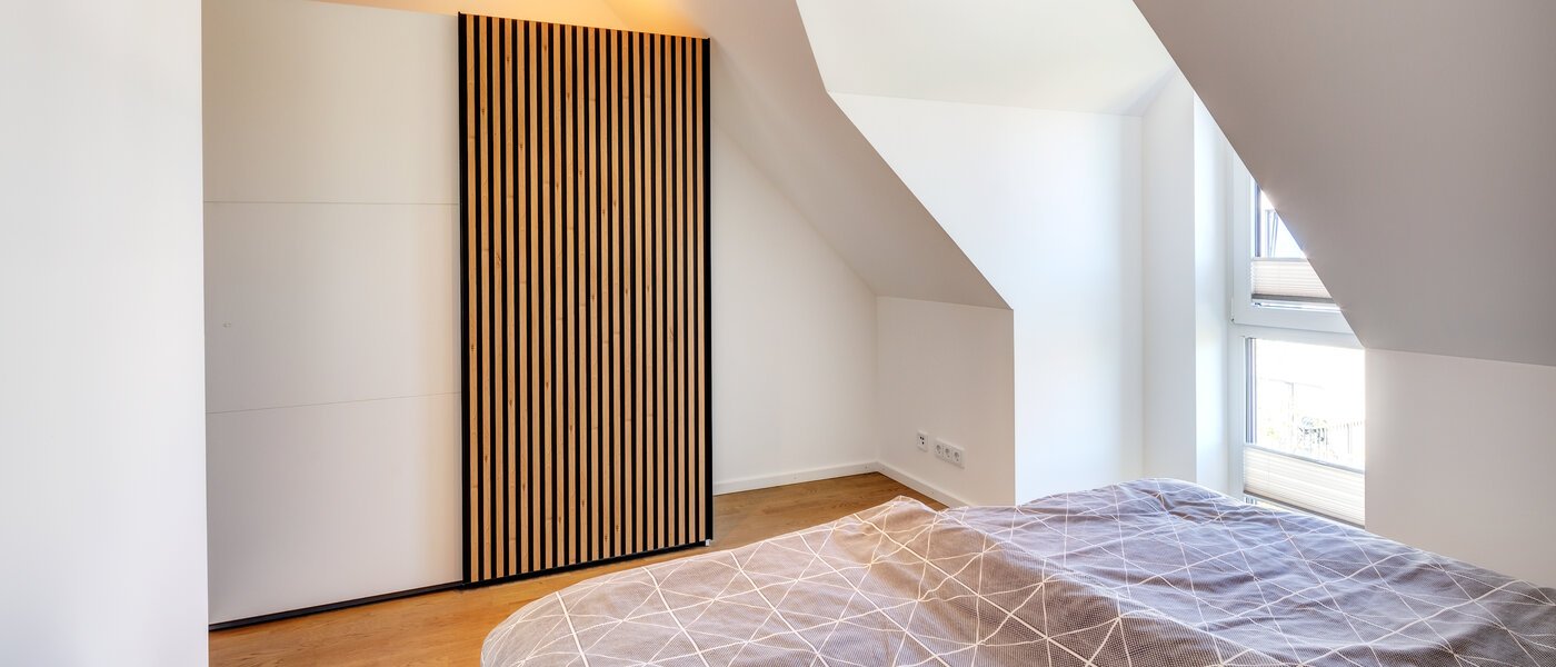 アティック・フラット（屋根裏） Aschheim 04 寝室 13679