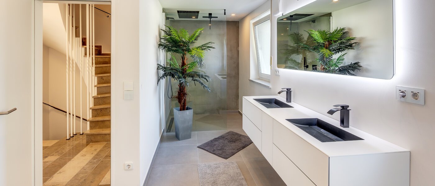 テラスハウス角住宅 Eichenau 01 1つめの浴室 13696