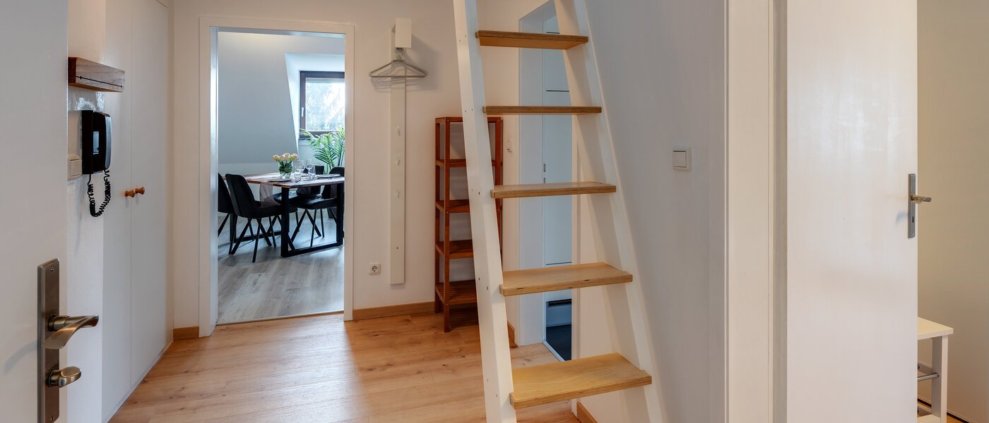 アティック・フラット（屋根裏） Eching 01 玄関入り口 13716