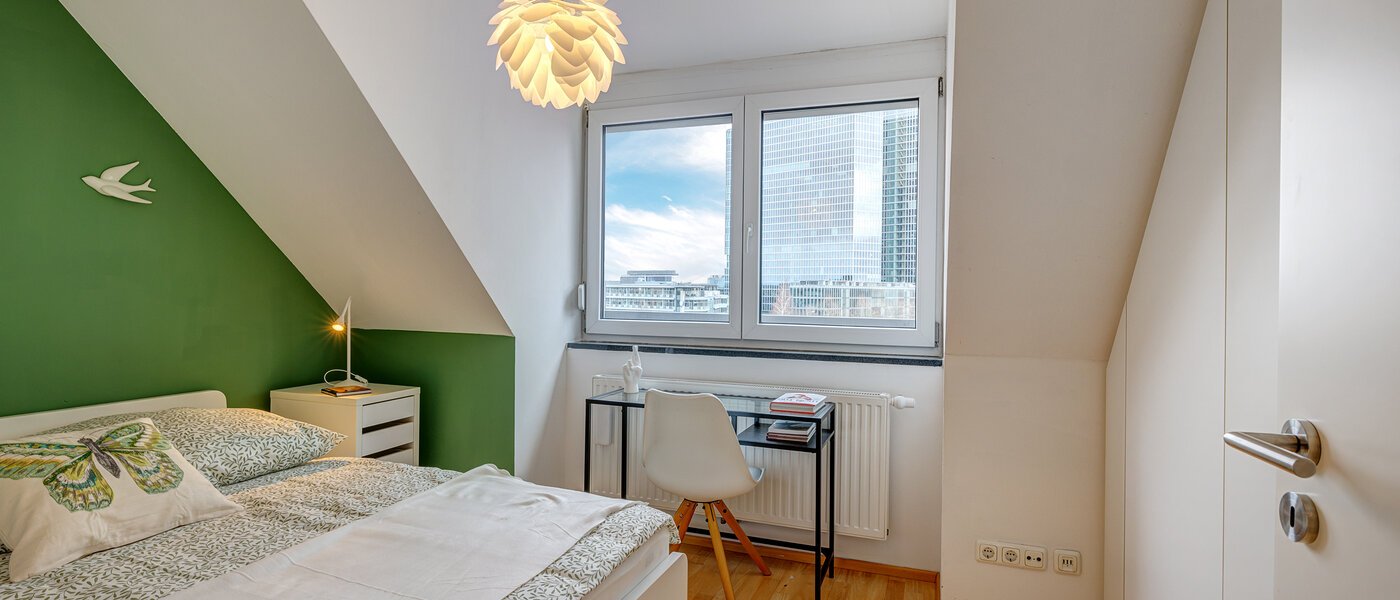 アティック・フラット（屋根裏） München Schwabing (rechts der Leopoldstraße) 02 寝室 13837