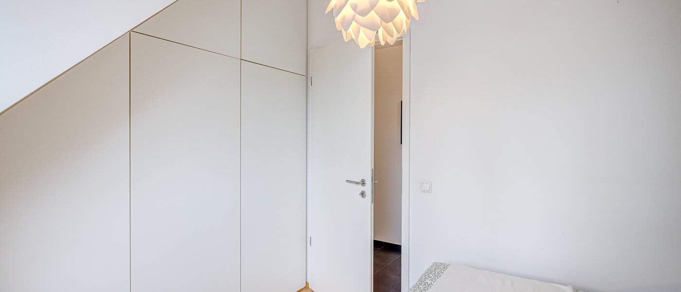 アティック・フラット（屋根裏） München Schwabing (rechts der Leopoldstraße) 03 寝室 13837