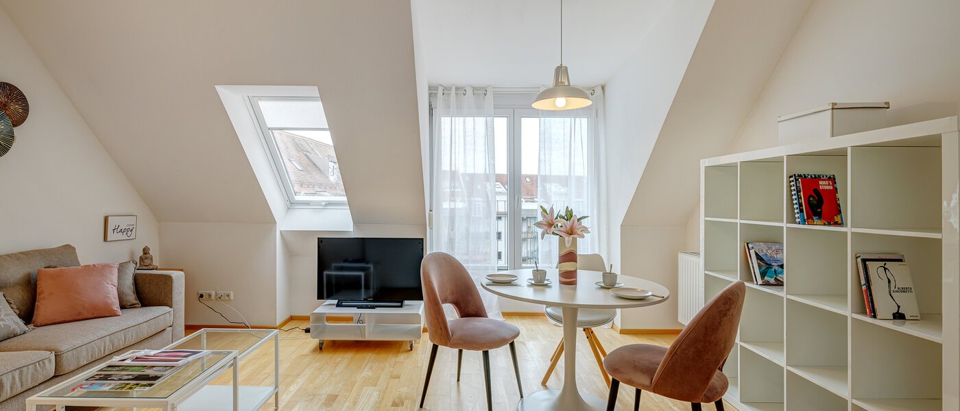 アティック・フラット（屋根裏） München Schwabing (rechts der Leopoldstraße) 03 リビングルーム 13837