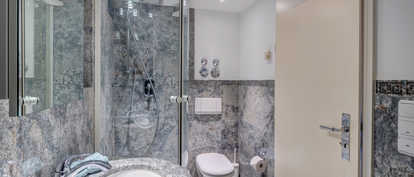 複層－回廊住宅 München Bogenhausen 01 ２つめの浴室 13849