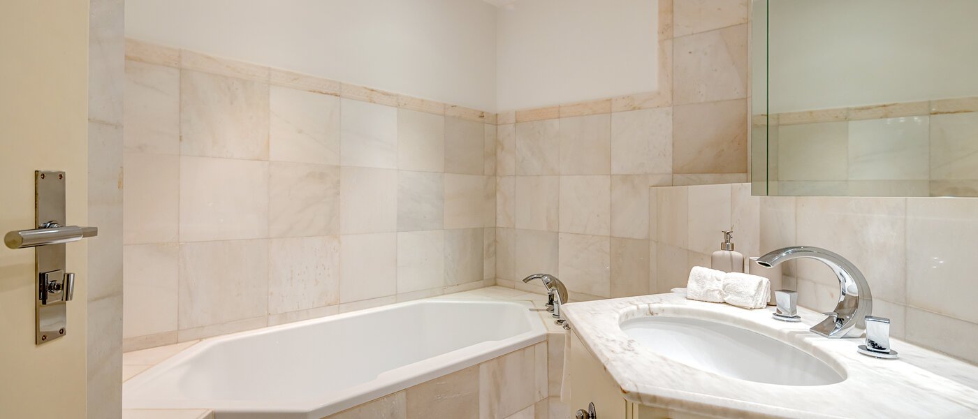 複層－回廊住宅 München Bogenhausen 01 1つめの浴室 13849