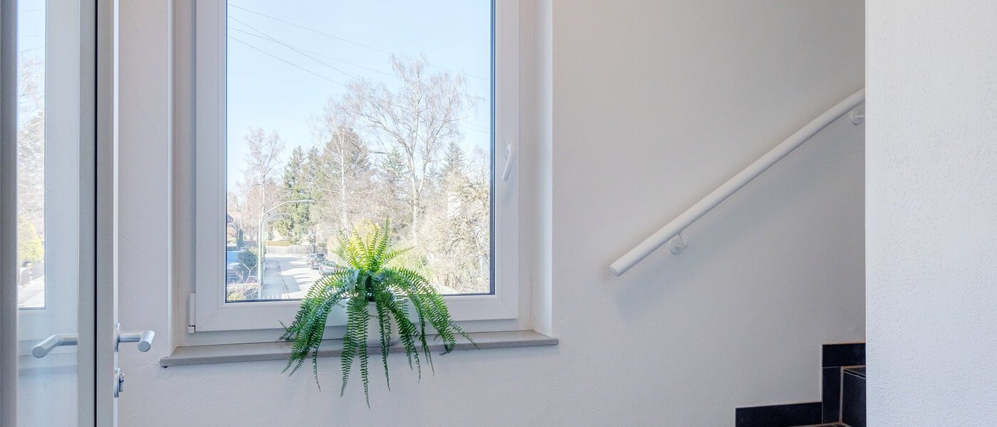 アティック・フラット（屋根裏） München Waldtrudering 01 玄関入り口 13853