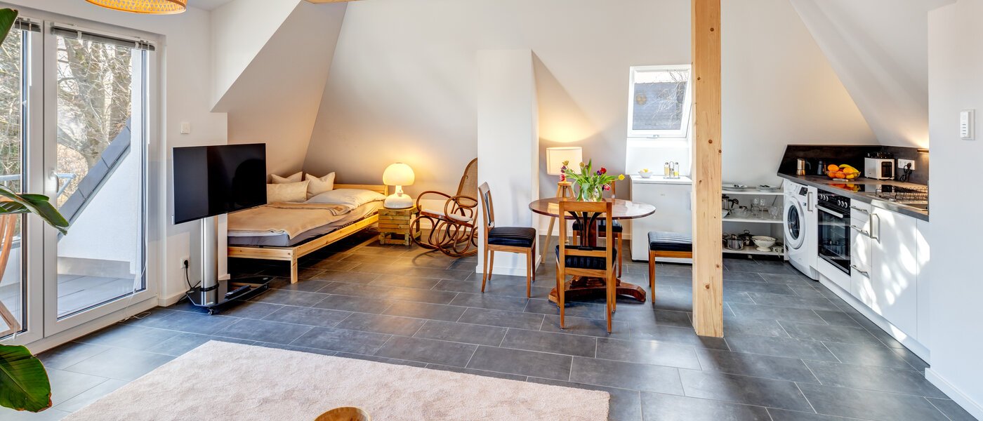 アティック・フラット（屋根裏） München Waldtrudering 04 リビングエリア 13853