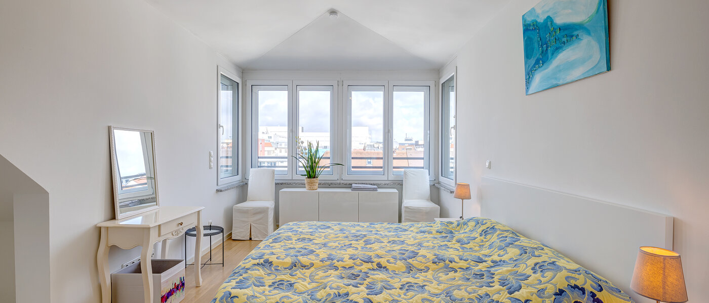 アティック・フラット（屋根裏） München Ludwigsvorstadt 01 1. 寝室 13896