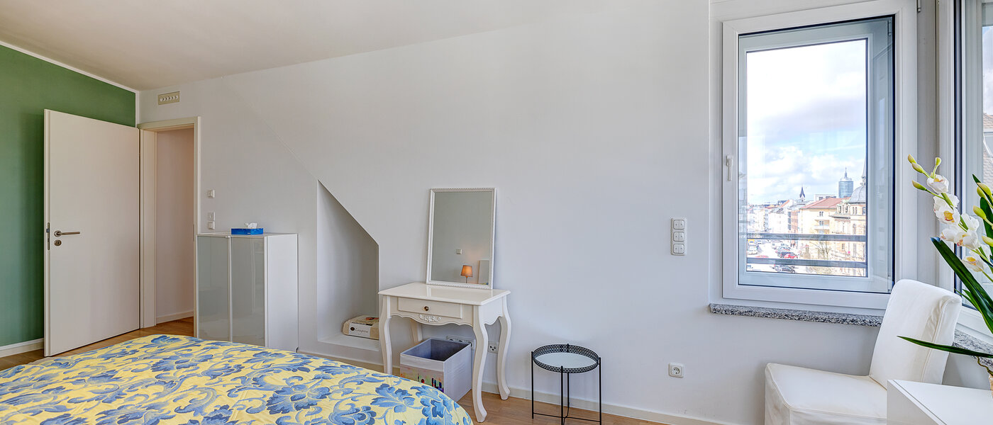 アティック・フラット（屋根裏） München Ludwigsvorstadt 03 1. 寝室 13896