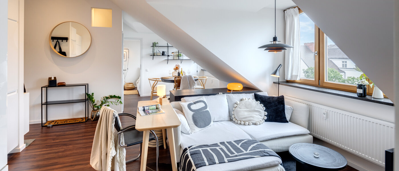 アティック・フラット（屋根裏） München Sendling 01 リビングエリア 14059