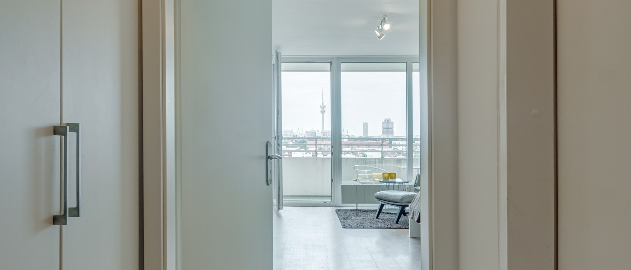 マンション München Schwabing (rechts der Leopoldstraße) 03 玄関入り口 14071