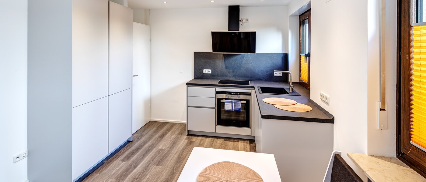 "タウン・ハウス/ローハウスのミドルハウス（外壁を共有した家の並びの両角以外のハウス） " Germering 02 キッチン 14170