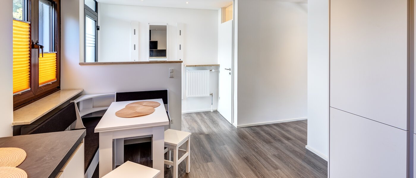 "タウン・ハウス/ローハウスのミドルハウス（外壁を共有した家の並びの両角以外のハウス） " Germering 03 キッチン 14170