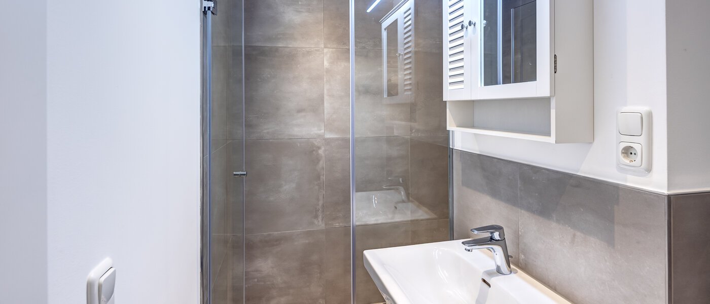 "タウン・ハウス/ローハウスのミドルハウス（外壁を共有した家の並びの両角以外のハウス） " Germering 01 ２つめの浴室 14170