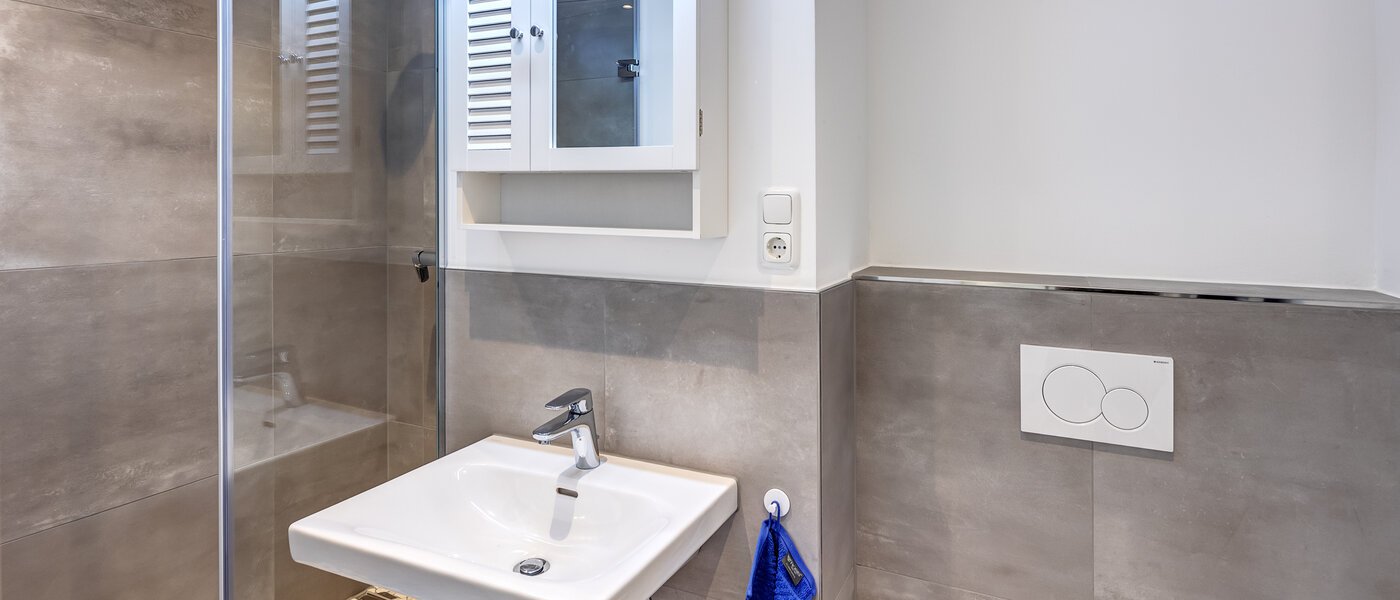 "タウン・ハウス/ローハウスのミドルハウス（外壁を共有した家の並びの両角以外のハウス） " Germering 02 ２つめの浴室 14170