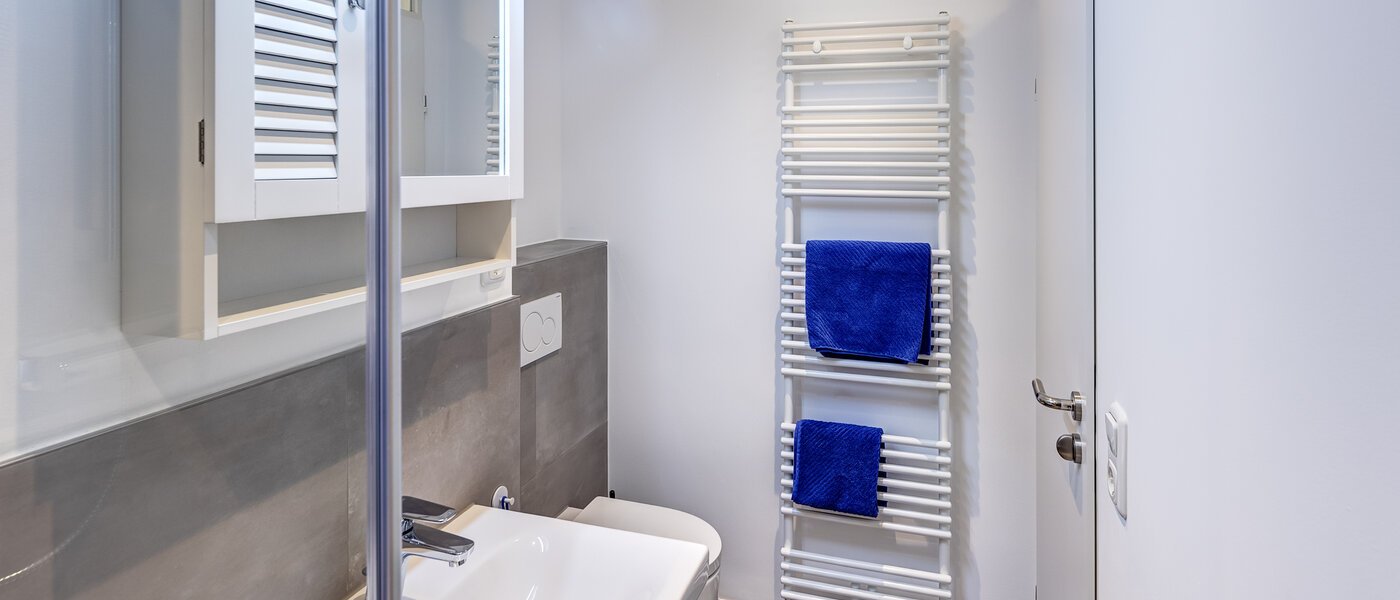 "タウン・ハウス/ローハウスのミドルハウス（外壁を共有した家の並びの両角以外のハウス） " Germering 03 ２つめの浴室 14170