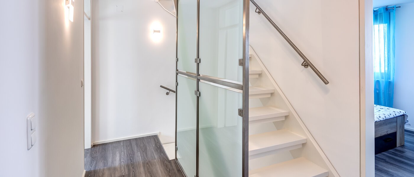 "タウン・ハウス/ローハウスのミドルハウス（外壁を共有した家の並びの両角以外のハウス） " Germering 01 玄関入り口 14170