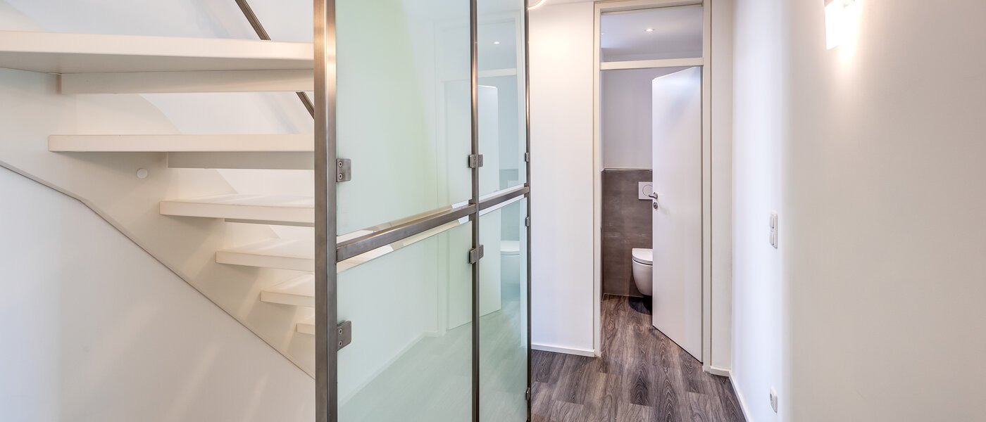 "タウン・ハウス/ローハウスのミドルハウス（外壁を共有した家の並びの両角以外のハウス） " Germering 02 玄関入り口 14170