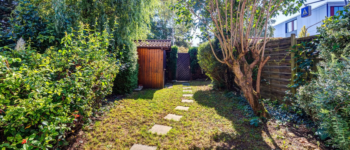 "タウン・ハウス/ローハウスのミドルハウス（外壁を共有した家の並びの両角以外のハウス） " Germering 01 庭 14170