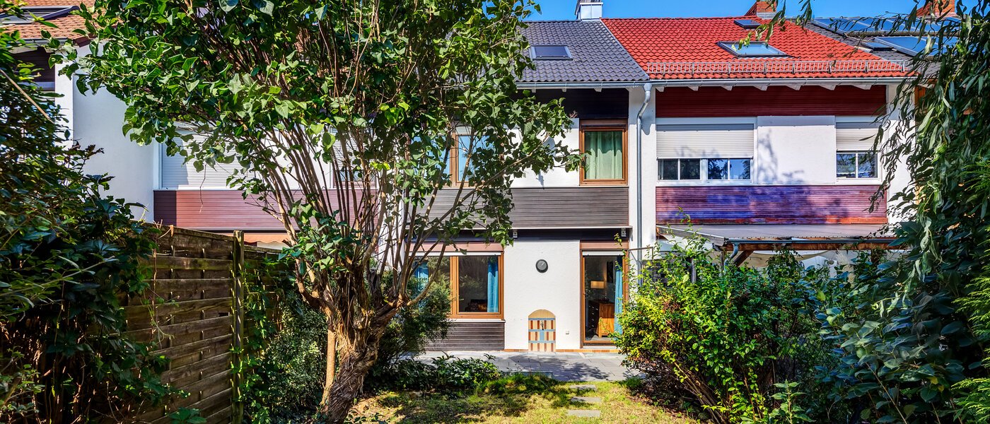 "タウン・ハウス/ローハウスのミドルハウス（外壁を共有した家の並びの両角以外のハウス） " Germering 02 庭 14170