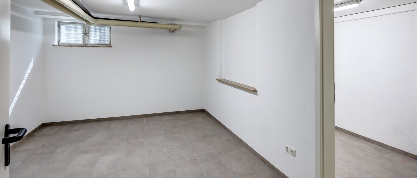 "タウン・ハウス/ローハウスのミドルハウス（外壁を共有した家の並びの両角以外のハウス） " Germering 01 ホビールーム 14170