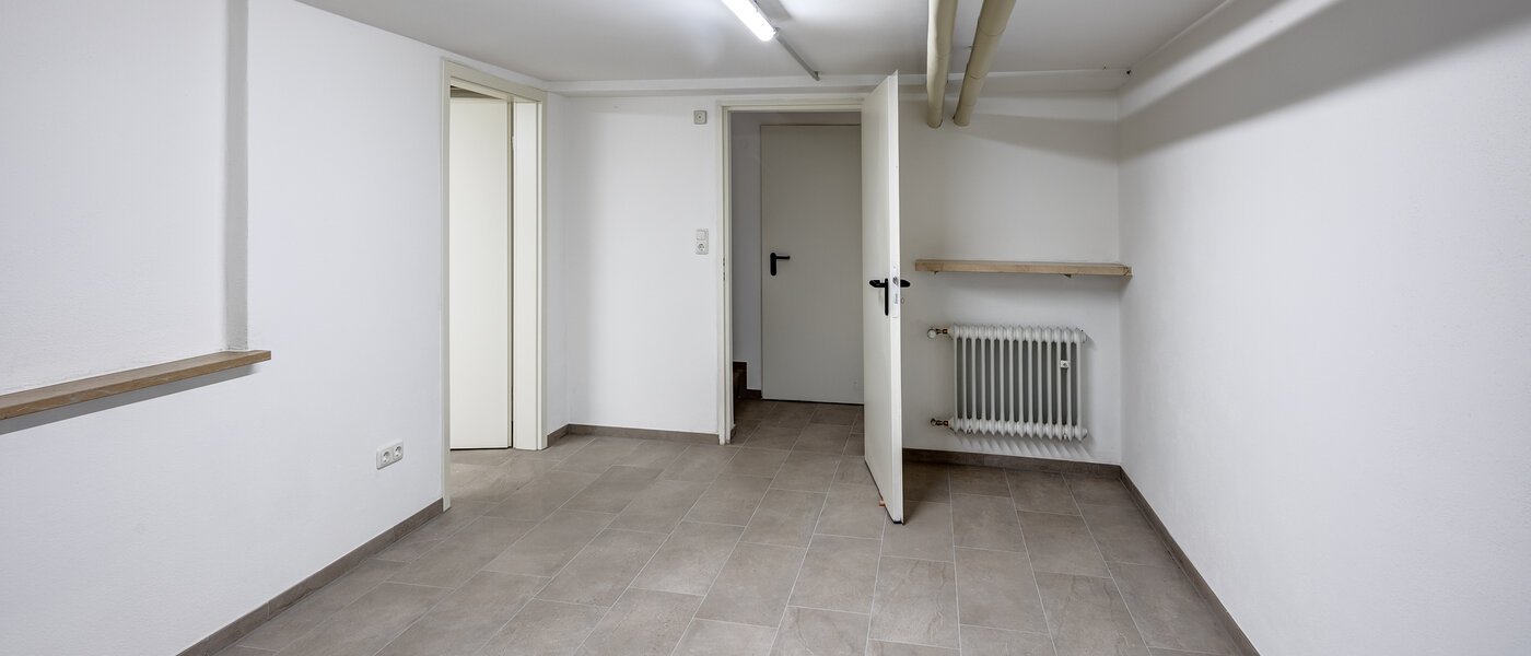 "タウン・ハウス/ローハウスのミドルハウス（外壁を共有した家の並びの両角以外のハウス） " Germering 02 ホビールーム 14170