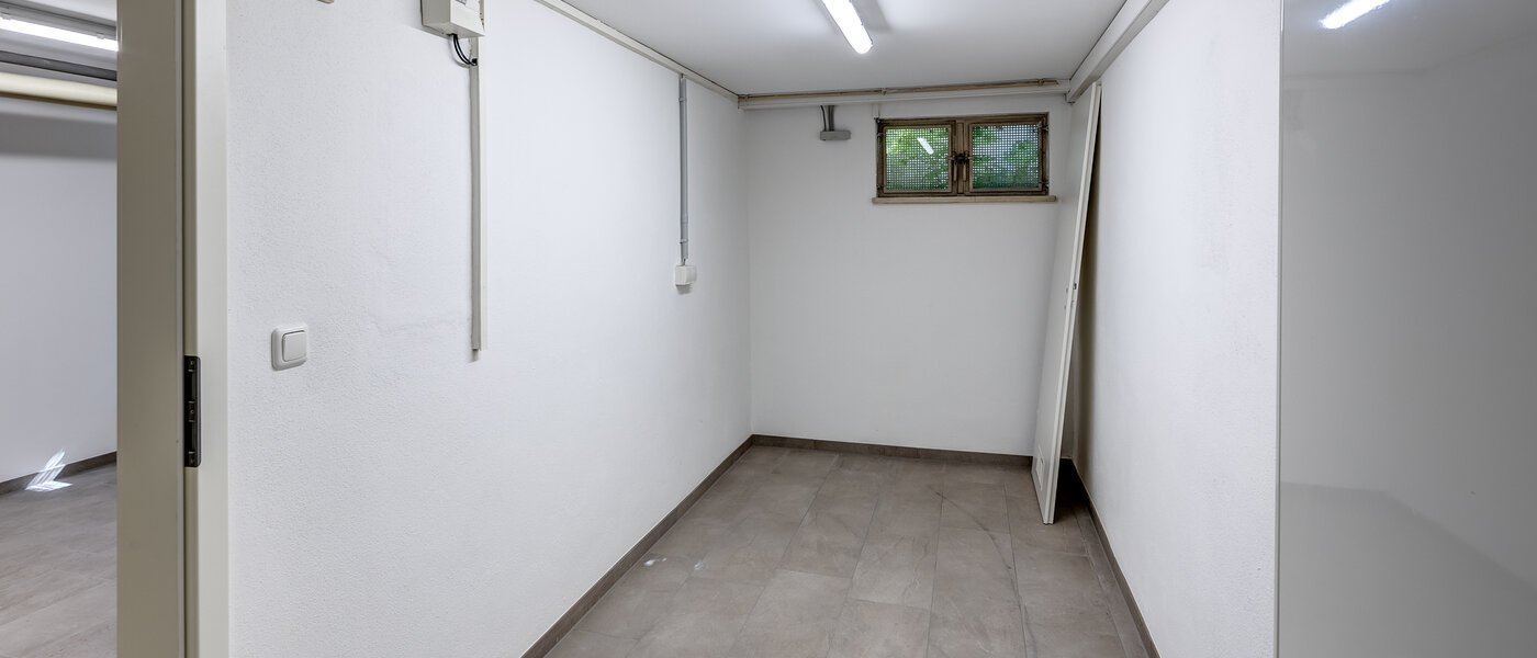 "タウン・ハウス/ローハウスのミドルハウス（外壁を共有した家の並びの両角以外のハウス） " Germering 03 ホビールーム 14170