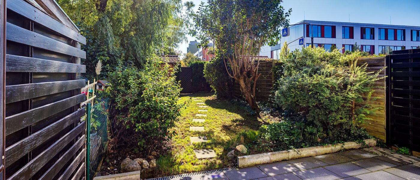 "タウン・ハウス/ローハウスのミドルハウス（外壁を共有した家の並びの両角以外のハウス） " Germering 01 テラス・ポーチ 14170