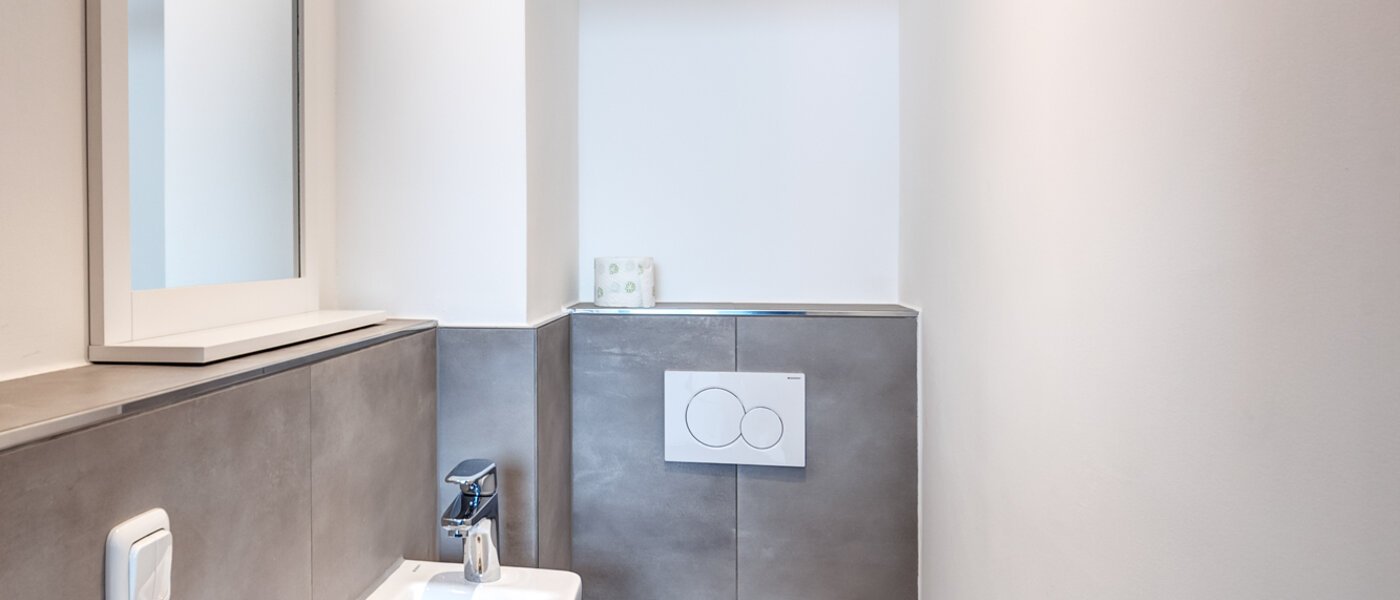 "タウン・ハウス/ローハウスのミドルハウス（外壁を共有した家の並びの両角以外のハウス） " Germering 01 ゲスト用 WC 14170