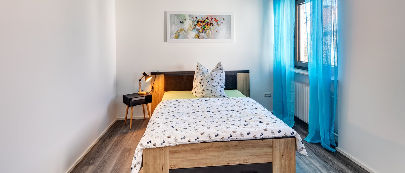 "タウン・ハウス/ローハウスのミドルハウス（外壁を共有した家の並びの両角以外のハウス） " Germering 01 2.　寝室 14170