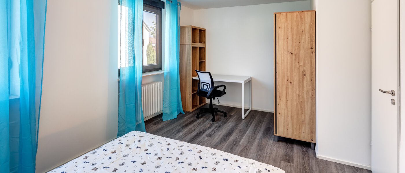 "タウン・ハウス/ローハウスのミドルハウス（外壁を共有した家の並びの両角以外のハウス） " Germering 02 2.　寝室 14170